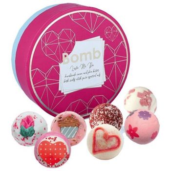 Set cadou Love Me Do Creamer Bomb Cosmetics ( sare baie 30 g x 7 buc)