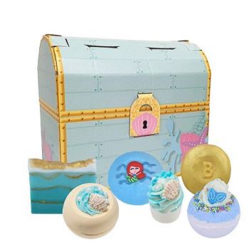 Set cadou Mermaid Treasure, Bomb Cosmetics ( bila baie 160 g x 3 buc, spuma de baie x 1 buc, sare de baie Mallow 50g, x 1 buc, sapun solid 100 g x 1 buc)