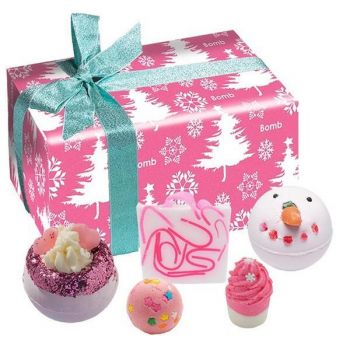 Set cadou Dreaming of a Pink Christmas 5 produse, bile de baie 2x160g + sare de baie 2x50g + sapun solid 100g, Bomb Cosmetics ieftin