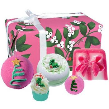 Set cadou Under the Mistletoe 5 produse, bile de baie 2x160g + sare de baie 2x50g + sapun solid 100g, Bomb Cosmetics