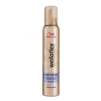 Spuma Pentru Volum cu Fixare Puternica - Wella Wellaflex Mousse 2 Day Volume Strong Hold, 200 ml ieftina