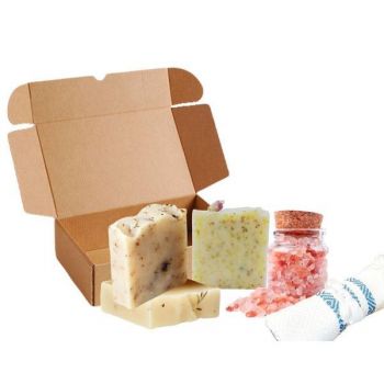 Set cadou cosmetice  „Rozmarin și mușețel” cu sapun natural de rozmarin (100 gr) + sspun natural de mușețel (100 gr) + săpun natural de trandafiri (100 gr) + Sare de baie Himalaya (100 gr) + prosop pentru mâini și față (30x50cm)