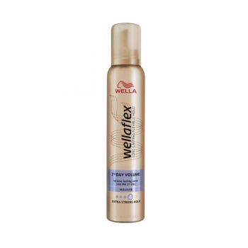 Spuma Pentru Volum cu Fixare Extra Puternica - Wella Wellaflex Mousse 2 Day Volume Extra Strong Hold, 200 ml