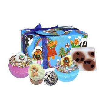 Set cadou Gingerbread Land, 5 produse, 2 x bila baie 160 g, 1 x sare baie creamer 30 g, 1 x sare baie mallow, 1 x sapun solid 100 g, Bomb Cosmetics