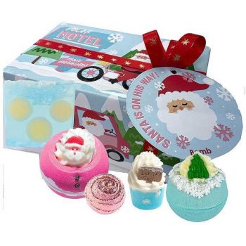 Set cadou Santa`s Coming To Town, 2 x bila baie 160 g, 1 x sare baie creamer 30 g, 1 x sare baie mallow, 1 x sapun solid 100 g, Bomb Cosmetics