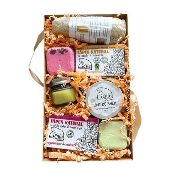 Set cosmetice naturale Lucille - Shower Power - cu 2 cuburi efervescente pentru dus 2x70g, 2 Sapunuri naturale 2x90g, 1 Unt de shea purificat 1x90g, 1 Burete lufa 1x10g, 1 lumanare parfumata 1x28g
