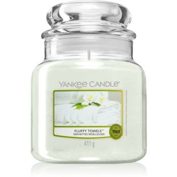 Yankee Candle Fluffy Towels lumânare parfumată Clasic mediu