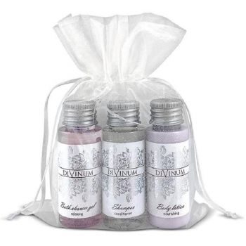 Set Cadou Cosmetice DiVinum cu Extract de Struguri, 1 x Sampon 30 ml, 1 x Gel de Dus 30 ml, 1 x Crema de Corp 30 ml, 1 x Sapun 25 g, 1 x Casca de Dus, 1 x Minipliant de prezentare. Ambalate in Saculet din Organza