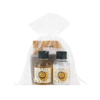 Set Cadou Cosmetice hotel Girasoli, 1 x Sampon si Gel de Dus 32 ml, 1 x Crema Corp 32 ml, 1 x Sapun 14 g, 1 x Casca de Dus, 1 x Minipliant prezentare. Ambalate in Saculet din Organza