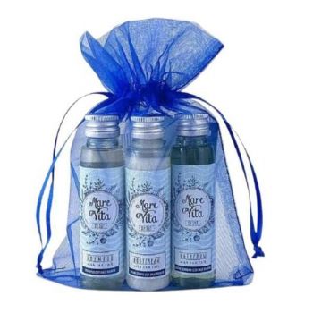 Set Cadou Cosmetice Marevita cu Sare de Mare, 1 x Sampon 35 ml, 1 x Gel de Dus 35 ml, 1 x Crema de Corp 35 ml, 1 x Sapun 10 g, 1 x Casca de Dus, 1 x Minipliant de prezentare. Ambalate in Saculet din Organza