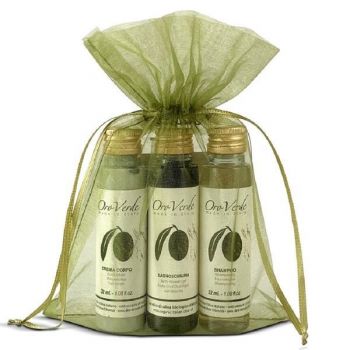 Set Cadou Cosmetice OroVerde cu Ulei de Masline, 1 x Sampon 35 ml, 1 x Gel de Dus 35 ml, 1 x Crema de Corp 35 ml, 1 x Sapun 12 g, 1 x Casca de Dus, 1 x Minipliant de prezentare. Ambalate in Saculet din Organza